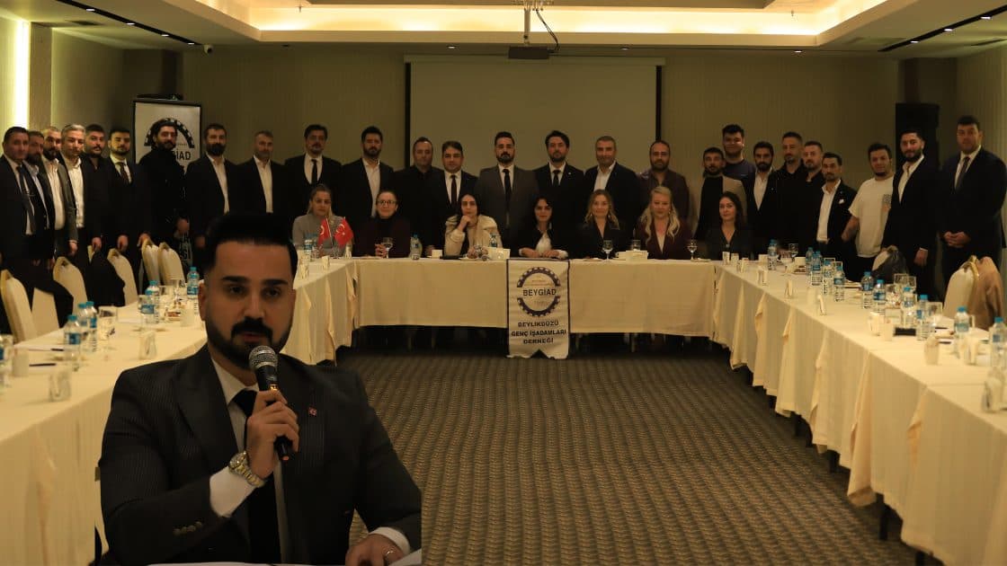 BEYGİAD üyeleri 6. Olağan Genel Kurul'da toplu hâlde